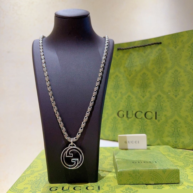 G*u*i necklaces